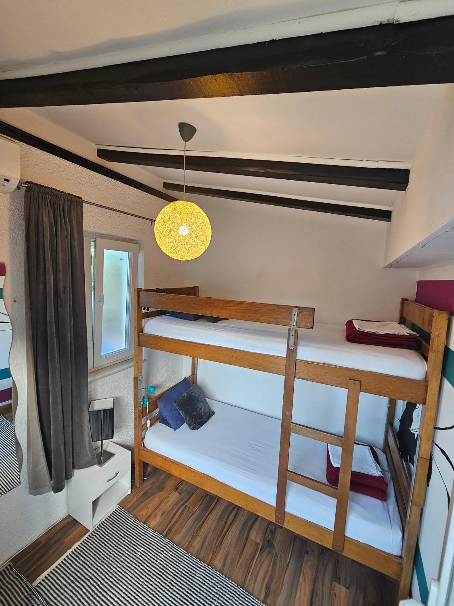 Kleines Zweibettzimmer